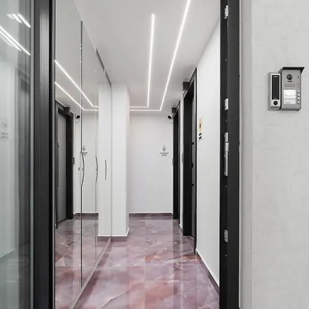 Ly Gold Center * Salonic